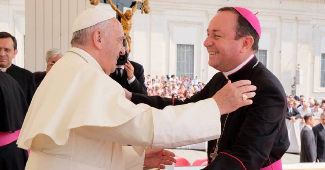 Bispo sob investigação por má conduta se recolheu em retiro espiritual com o Papa Francisco