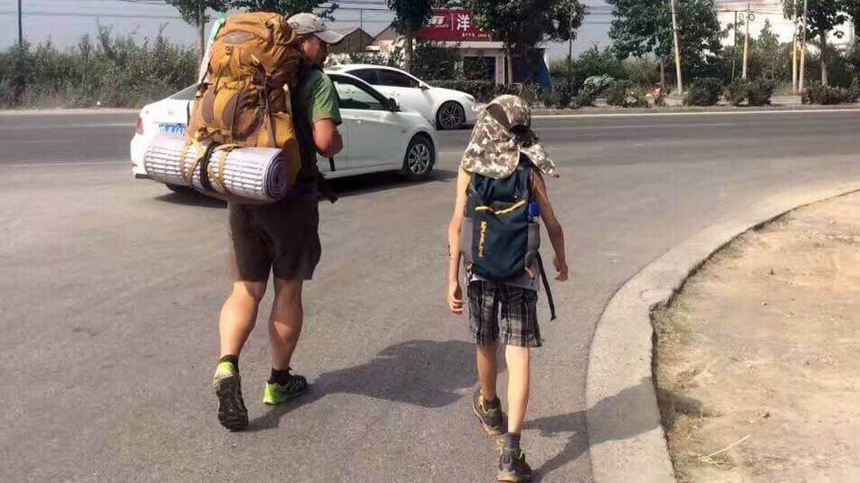 Para ensinar filho de 8 anos a ser humilde e gentil, pai o leva para fazer um mochilão