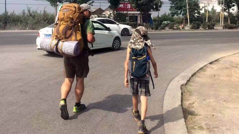 para-ensinar-filho-de-8-anos-a-ser-humilde-e-gentil-pai-o-leva-para-fazer-um-mochilão1