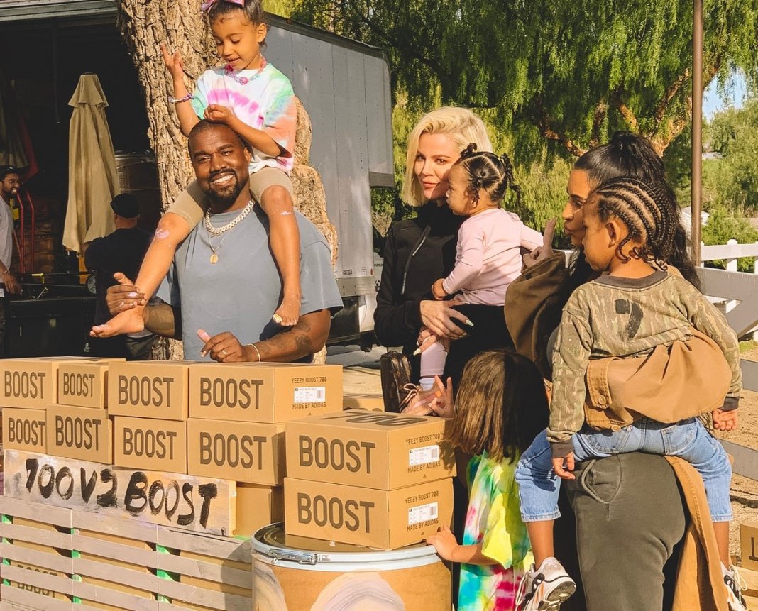 Kanye West e sua família montam barraquinhas de limonada para arrecadar dinheiro para caridade