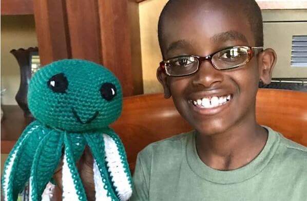 Menino que vivia em orfanato na Etiópia vira um mestre do crochê e usa suas habilidades para fazer caridade