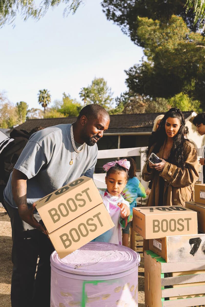 seuamigoguru.com - Kanye West e sua família montam barraquinhas de limonada para arrecadar dinheiro para caridade