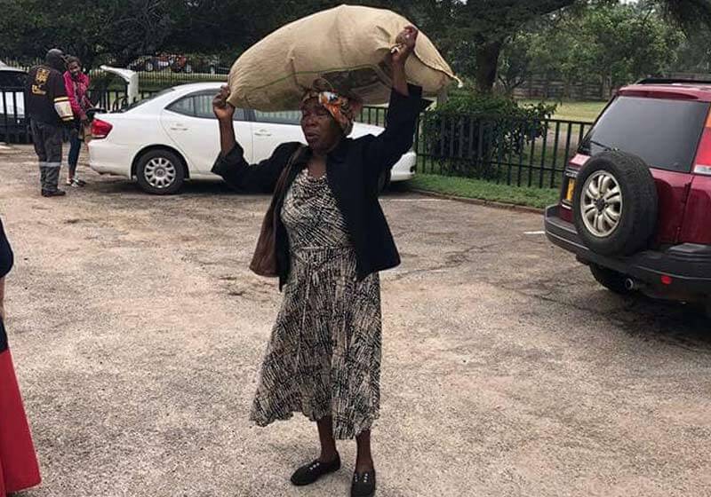 Foto de compaixão viraliza e idosa ganha casa e pensão vitalícia de bilionário