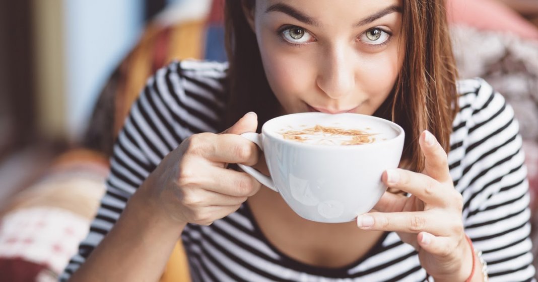 Beber café ativa o cérebro e melhora o humor, diz psicólogo