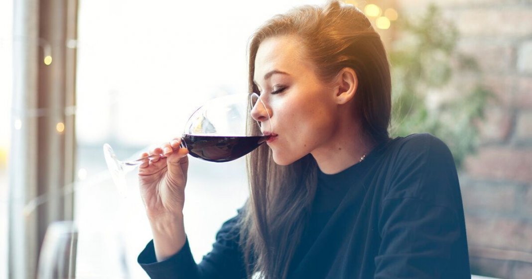 Consumir vinho tinto regularmente reduz o estresse e o risco de doenças relacionadas à idade, diz estudo