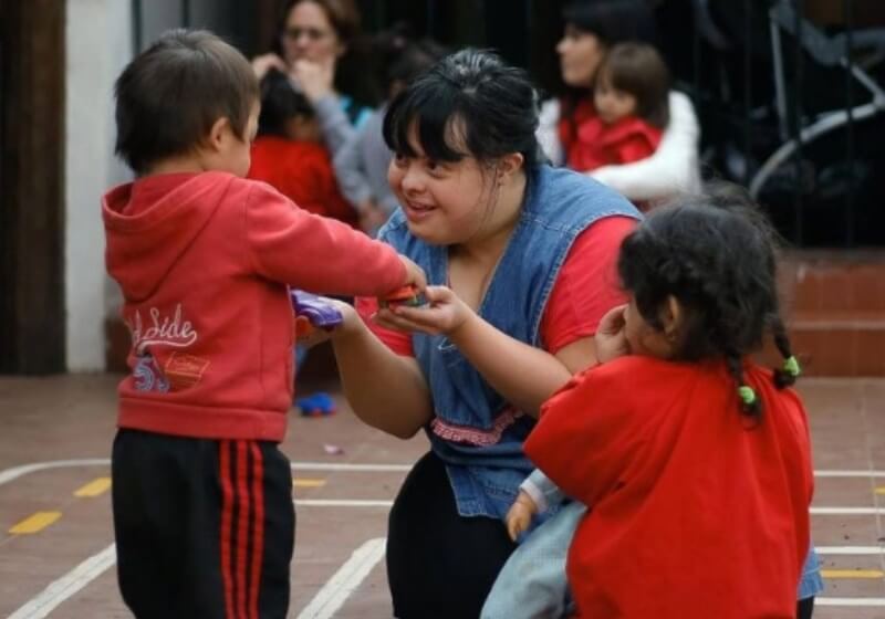 seuamigoguru.com - Primeira professora com Down encanta crianças na Argentina