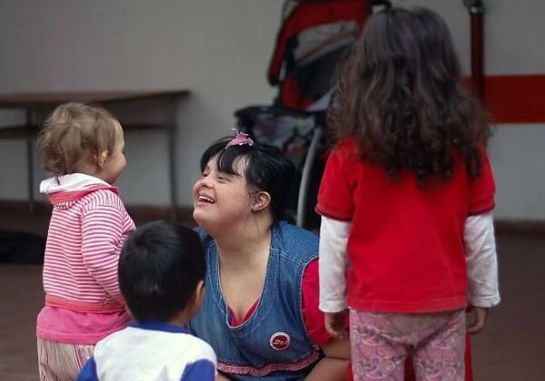 seuamigoguru.com - Primeira professora com Down encanta crianças na Argentina