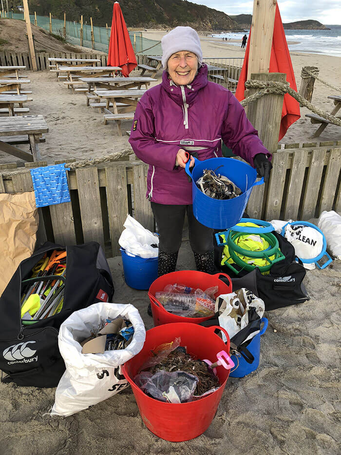 seuamigoguru.com - Vovó de 70 anos limpa 52 praias em um ano depois de assistir a um documentário sobre poluição