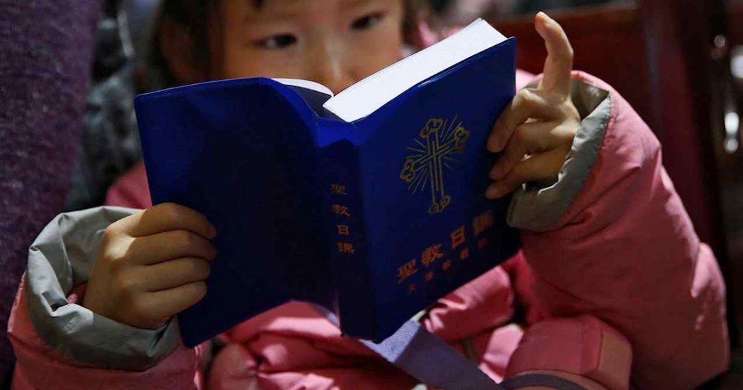 China força igrejas a cantar orações elogiando regime comunista