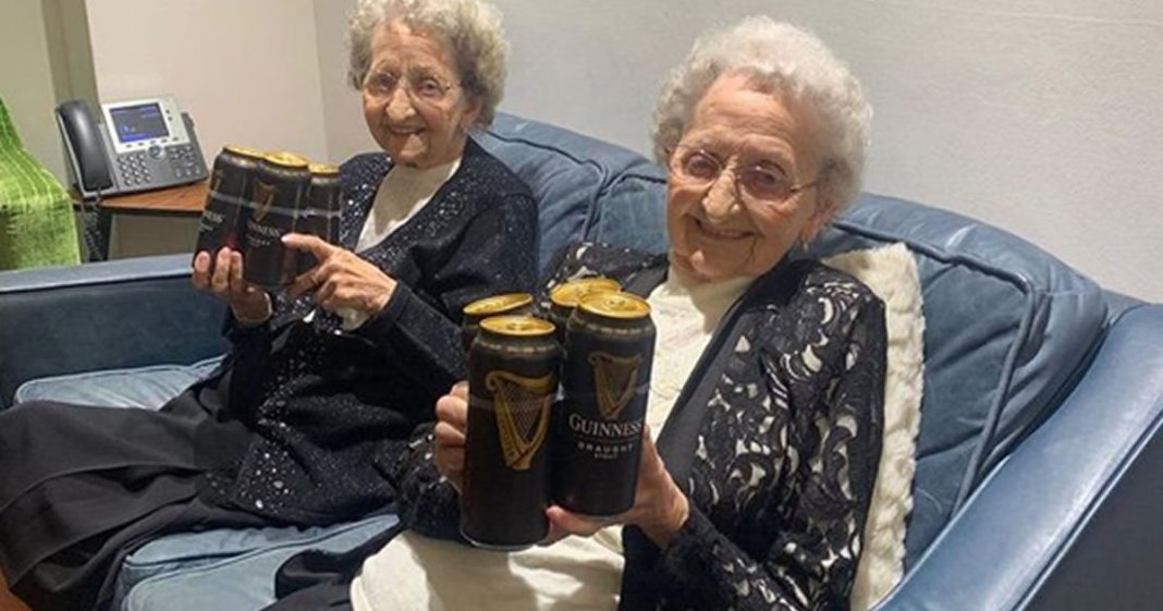 Gêmeas de 95 anos dizem que muita cerveja e poucos homens são a chave para a longevidade
