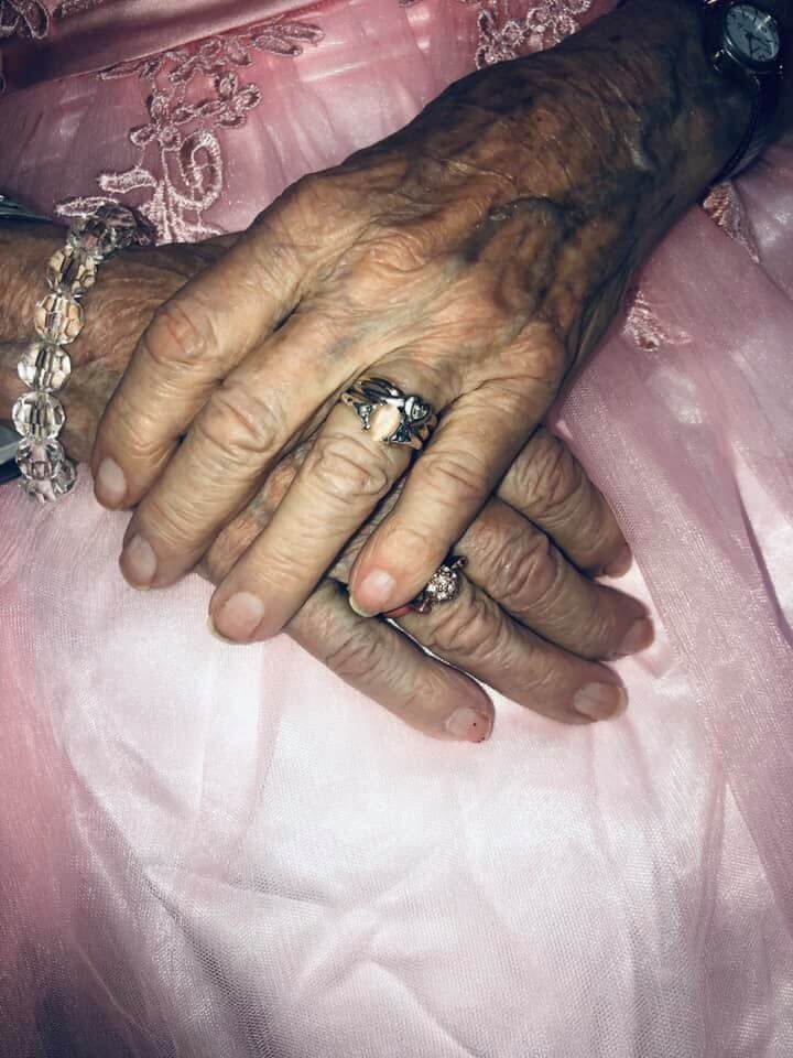 seuamigoguru.com - Após 72 anos de casamento, o rosto dele ainda se ilumina quando ele vê sua esposa.