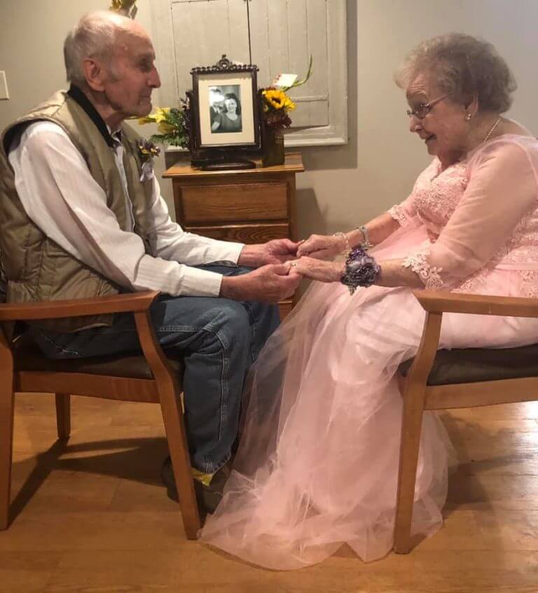 seuamigoguru.com - Após 72 anos de casamento, o rosto dele ainda se ilumina quando ele vê sua esposa.