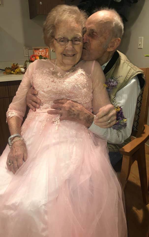 seuamigoguru.com - Após 72 anos de casamento, o rosto dele ainda se ilumina quando ele vê sua esposa.