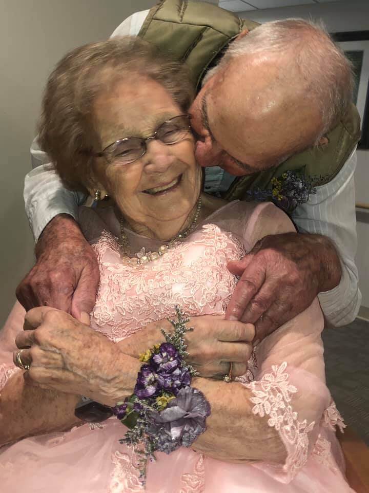 seuamigoguru.com - Após 72 anos de casamento, o rosto dele ainda se ilumina quando ele vê sua esposa.