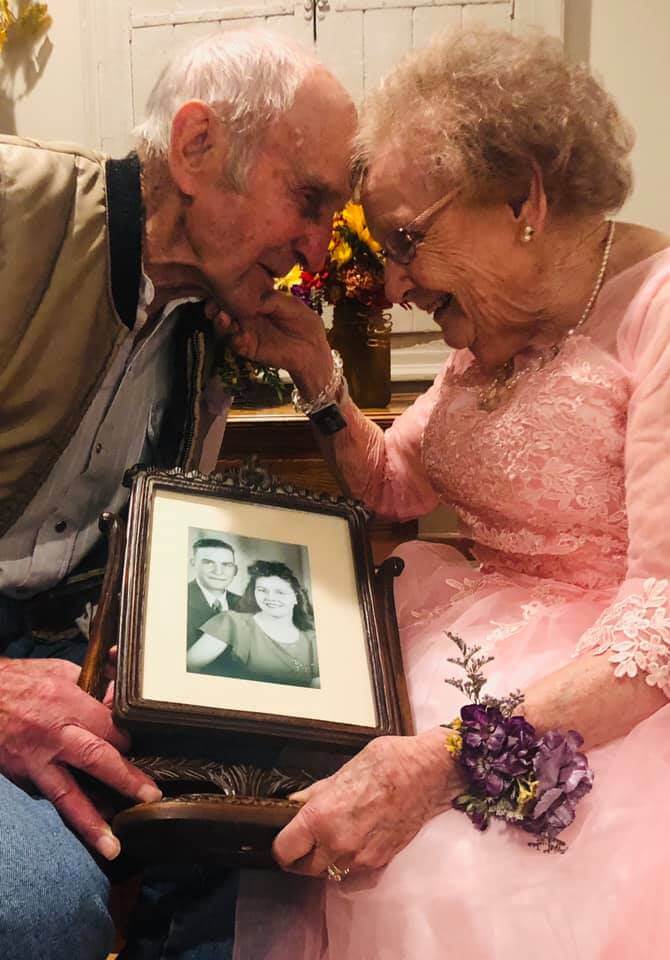 seuamigoguru.com - Após 72 anos de casamento, o rosto dele ainda se ilumina quando ele vê sua esposa.