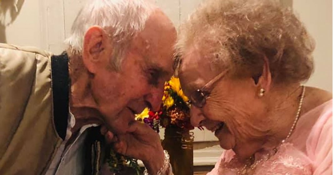 Após 72 anos de casamento, o rosto dele ainda se ilumina quando ele vê sua esposa.