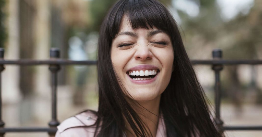 Cientistas acreditam que sorrir pode ser o melhor remédio para a dor