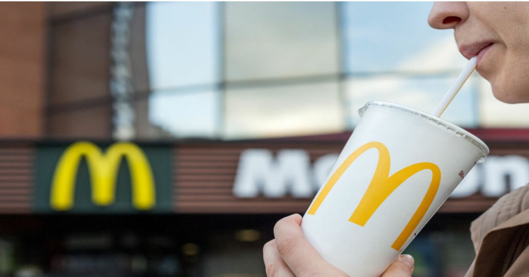 McDonald’s cria uma máquina que reutiliza o plástico em suas bebidas. 70 milhões de contêineres serão reciclados