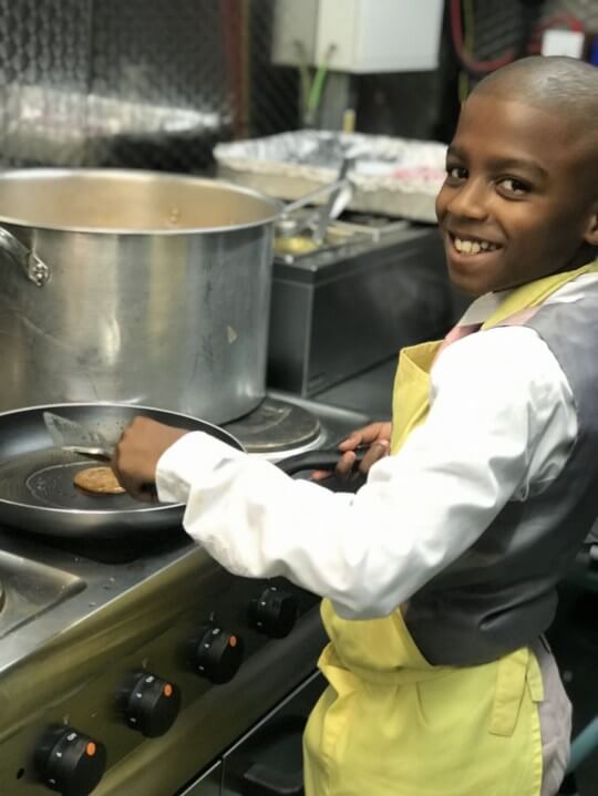 seuamigoguru.com - Menino de 11 anos abre restaurante vegano no Caribe depois de aprender a cozinhar