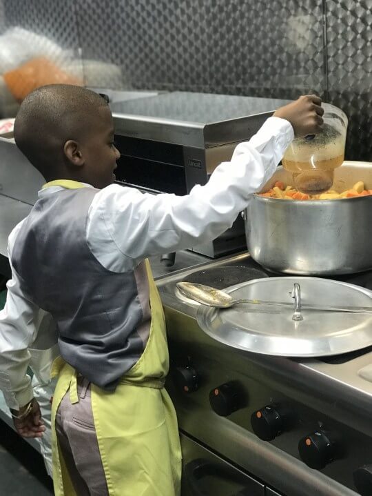 seuamigoguru.com - Menino de 11 anos abre restaurante vegano no Caribe depois de aprender a cozinhar