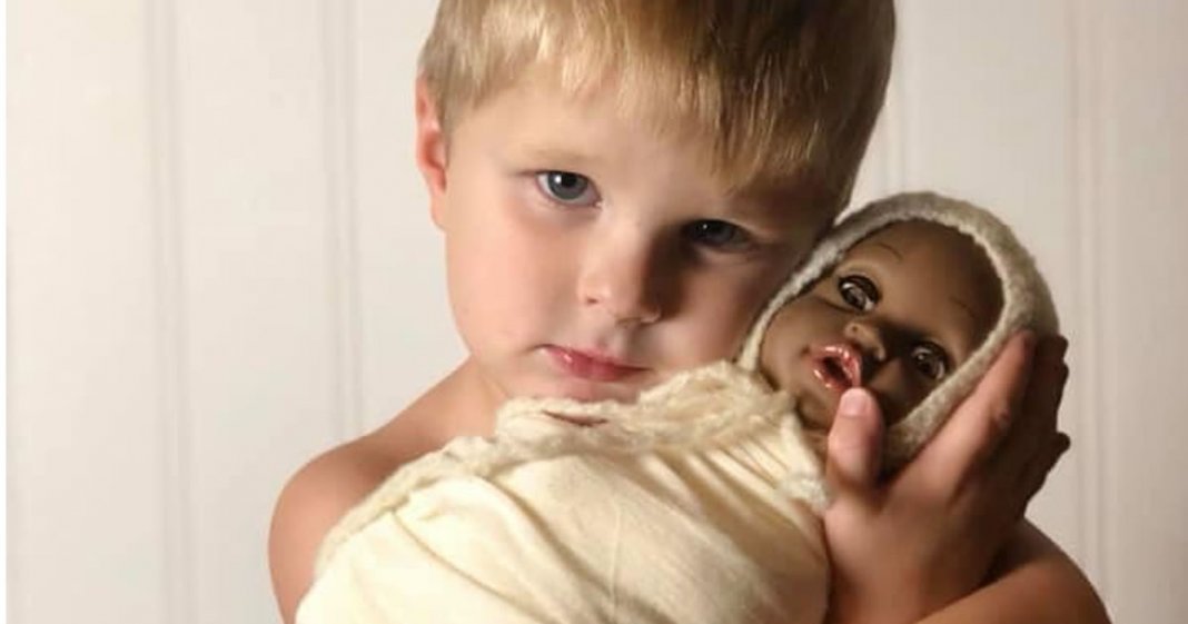 Menino de 4 anos pede a mãe para fazer uma sessão de fotos com sua boneca, e fotos viralizam!