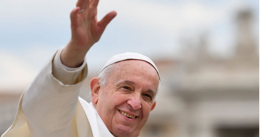 Papa Francisco entrega prêmio a teóloga e defende maior presença de mulheres na Igreja