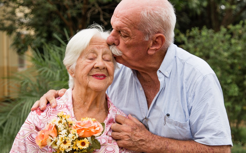 Casal de idosos se conhecem,se apaixonam e se casam no asilo onde vivem!