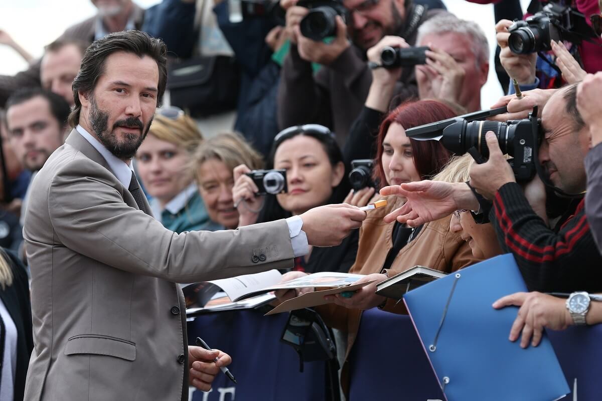 seuamigoguru.com - Keanu Reeves doa parte do salário dos filmes para a equipe porque acredita que eles deveriam ganhar mais!