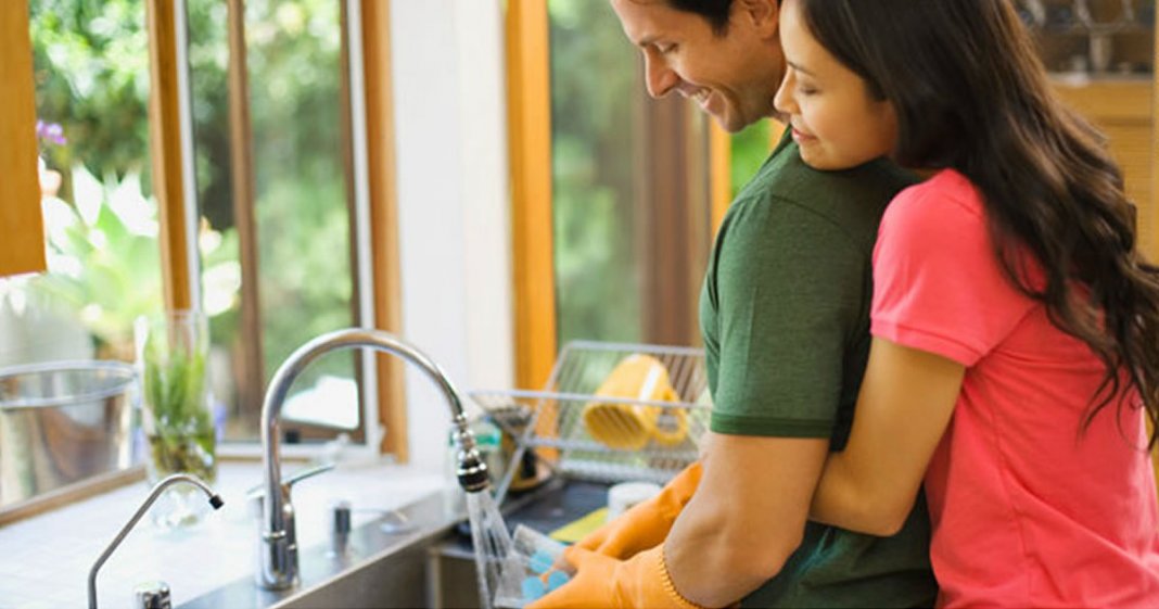 O segredo para um casamento feliz é a divisão do trabalho doméstico, afirma estudo!