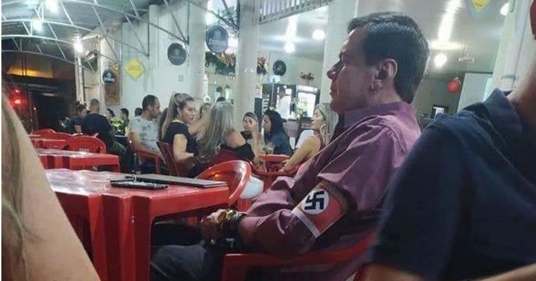 Um homem foi flagrado usando suástica em um restaurante, a polícia foi acionada, mas não fez nada!