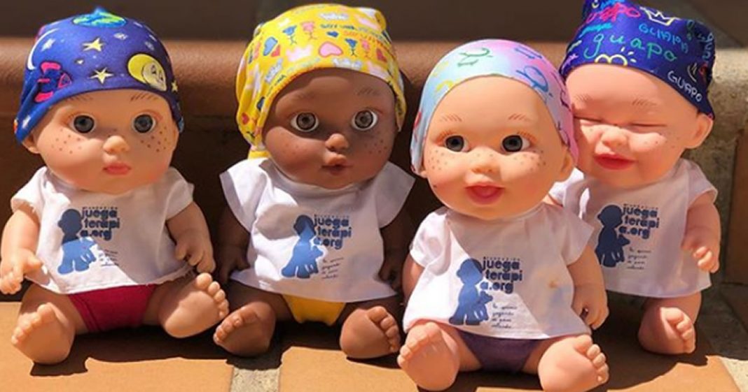 Bonecas com lenço na cabeça estão ajudando crianças com câncer a sorrir de novo