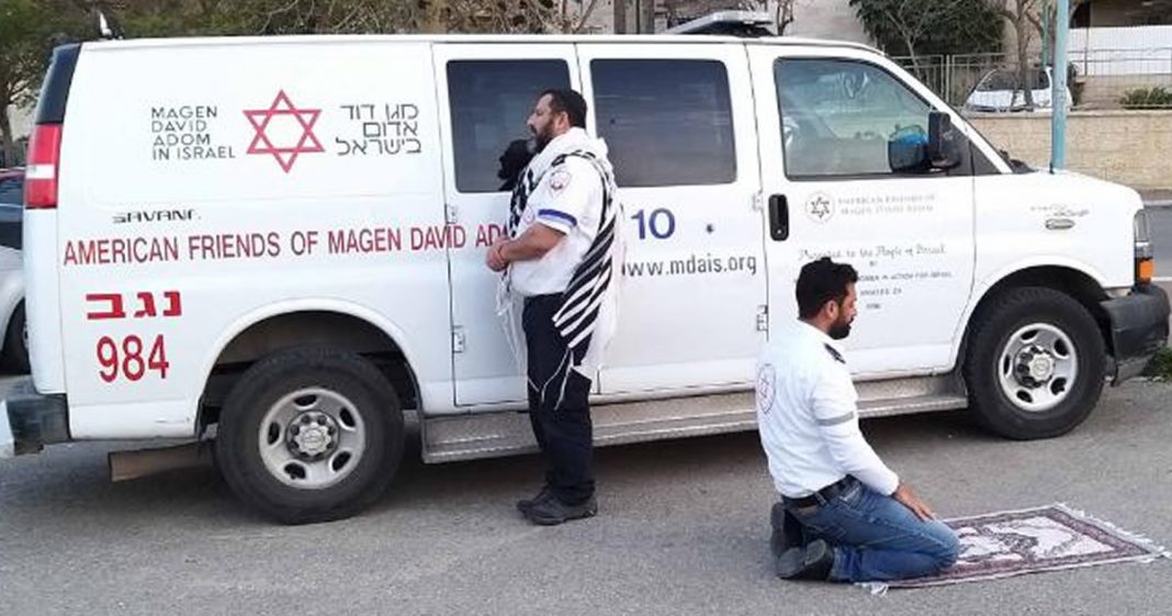 Paramédicos muçulmanos e judeus param para orar juntos.