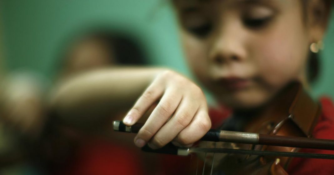 Um instrumento musical pode fazer muito mais pela inteligência das crianças do que um celular