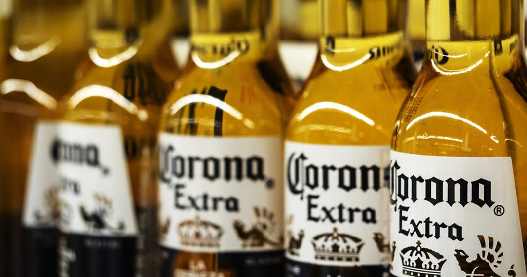 Um número cada vez maior de pessoas acham que o coronavírus está relacionado à cerveja Corona