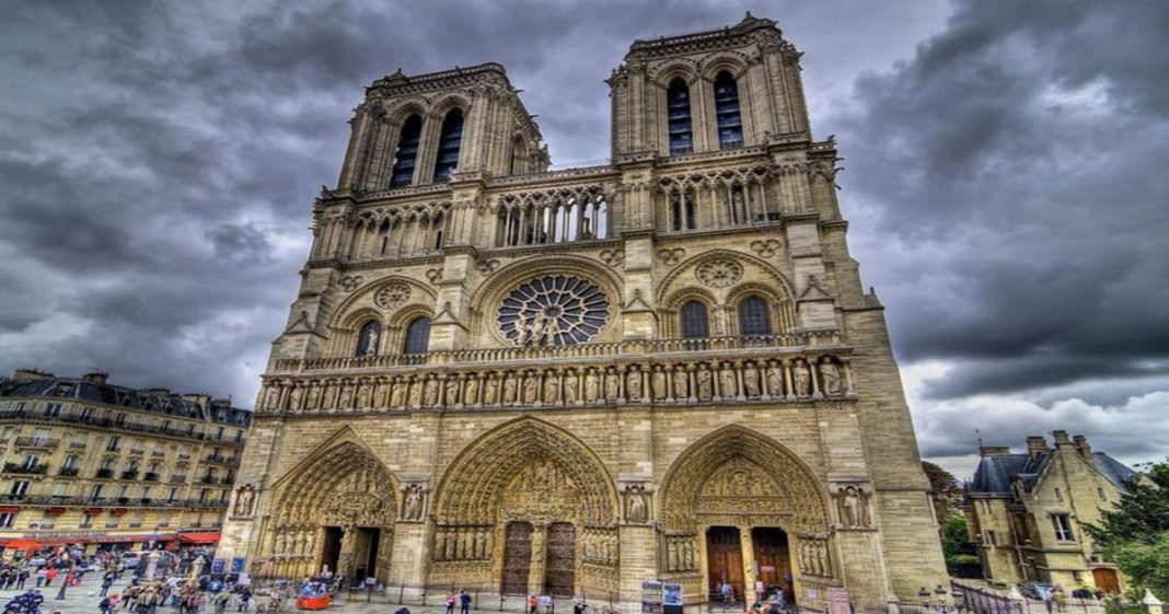 Após um ano do incêndio de Notre Dame, seus sinos tocam em apoio aos profissionais de saúde