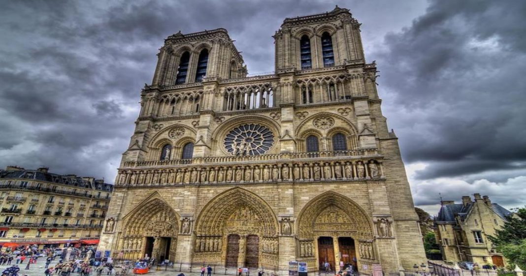 Após um ano do incêndio de Notre Dame, seus sinos tocam em apoio aos profissionais de saúde