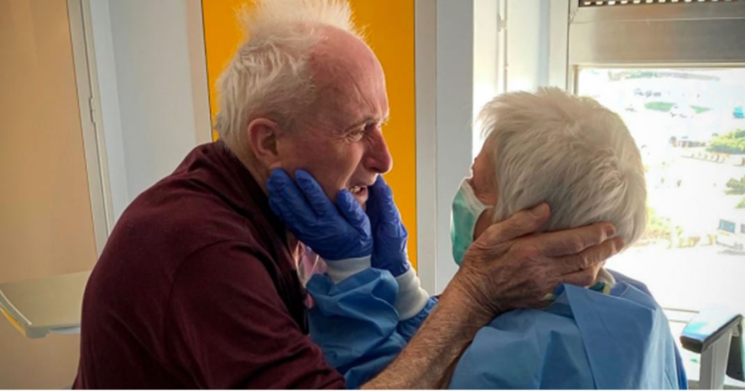 Casal de idosos casados há 52 anos, se encontram após 1 mês separados e se emocionam!