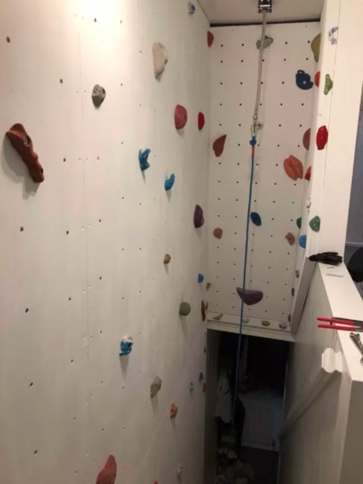 seuamigoguru.com - Pai constrói junto com os filhos uma parede de escalada para que se divirtam na quarentena.