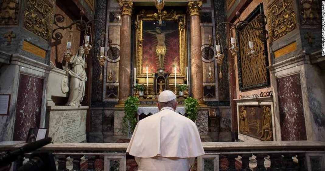 Papa reza ao crucifixo que segundo os crentes pôs fim a peste de 1522