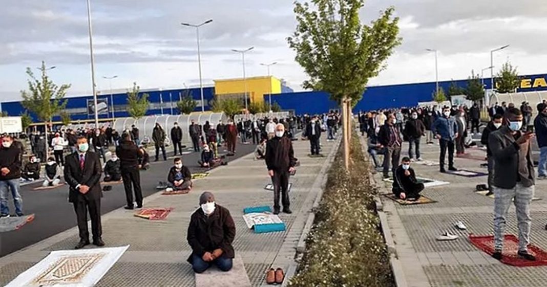 Com templos fechados, cerca de 700 muçulmanos rezam pela cura da humanidade em um estacionamento.