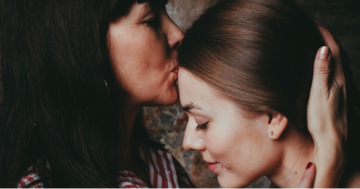 mae-me-perdoe-so-ha-pouco-percebi-que-o-amor-so-nasce-quando-os-julgamentos-morrem