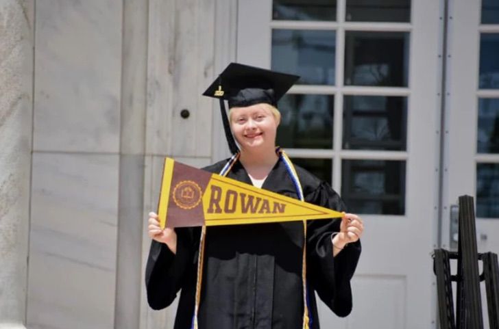 seuamigoguru.com - Jovem se torna a primeira mulher com síndrome de Down a se formar na faculdade Rowen.