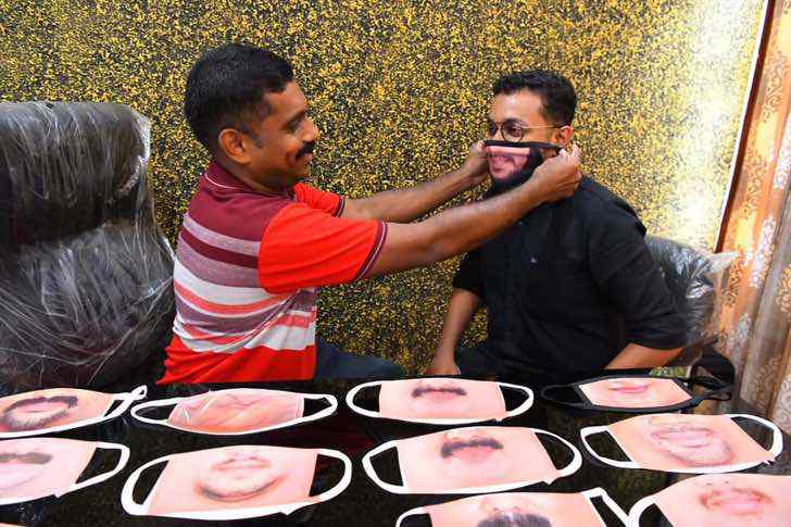 Indiano faz máscaras com o rosto das pessoas impresso para que possam se reconhecer!