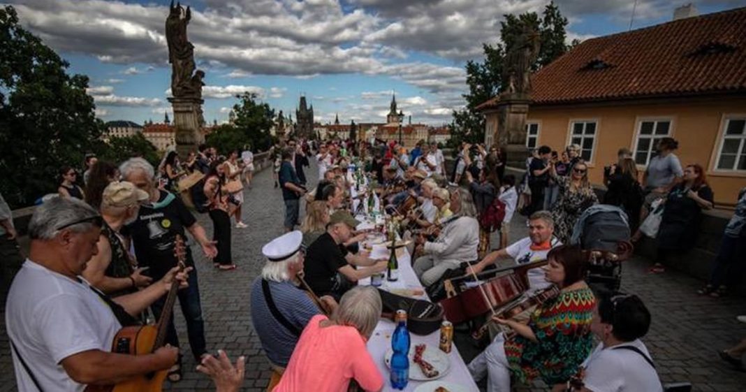 Praga comemora o fim do COVID-19 com um banquete na rua.