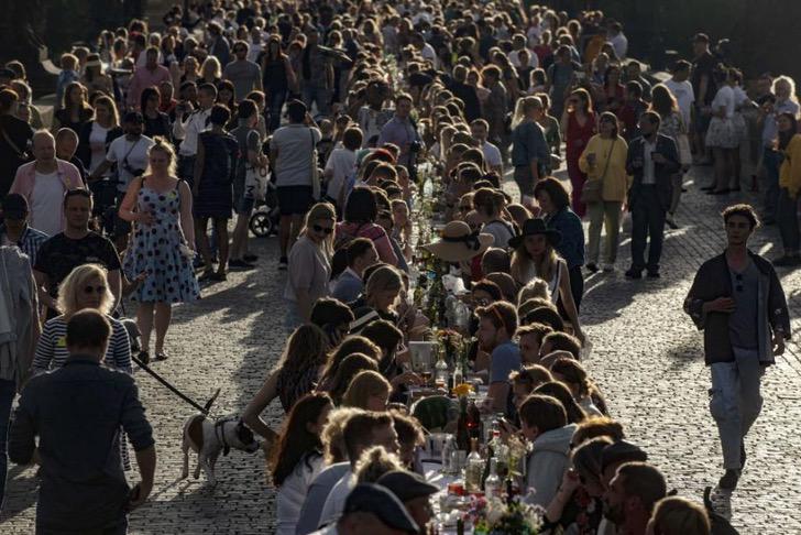 seuamigoguru.com - Praga comemora o fim do COVID-19 com um banquete na rua.