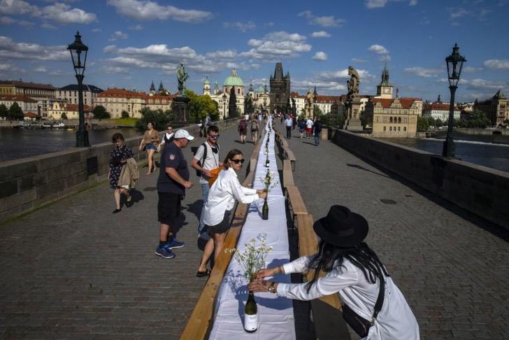 seuamigoguru.com - Praga comemora o fim do COVID-19 com um banquete na rua.