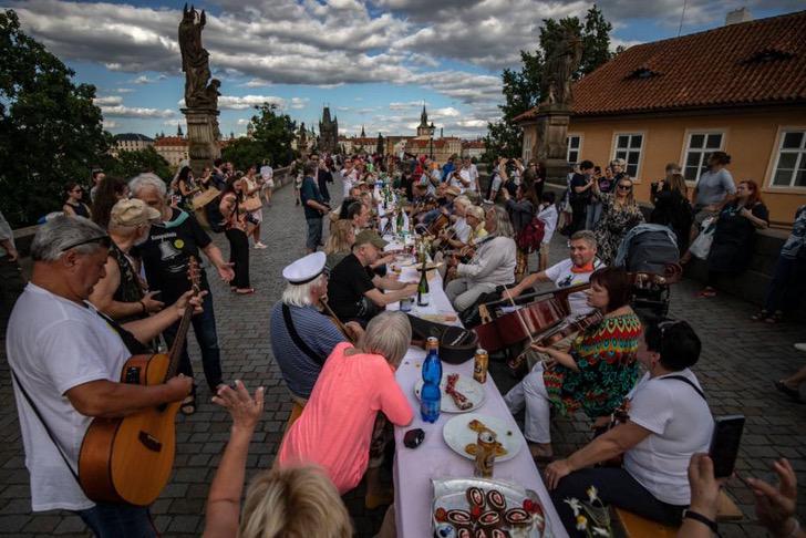 seuamigoguru.com - Praga comemora o fim do COVID-19 com um banquete na rua.