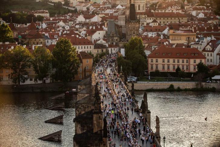 seuamigoguru.com - Praga comemora o fim do COVID-19 com um banquete na rua.