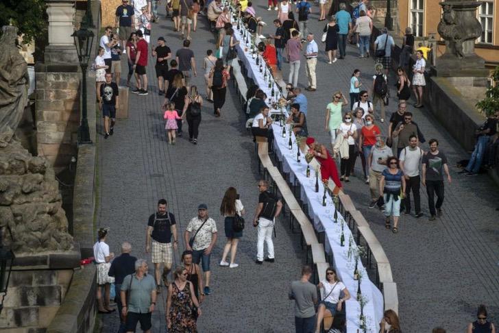 seuamigoguru.com - Praga comemora o fim do COVID-19 com um banquete na rua.