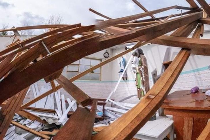 seuamigoguru.com - Imagens ficaram intactas depois que um tornado destruiu a Igreja. Parece uma mensagem divina!